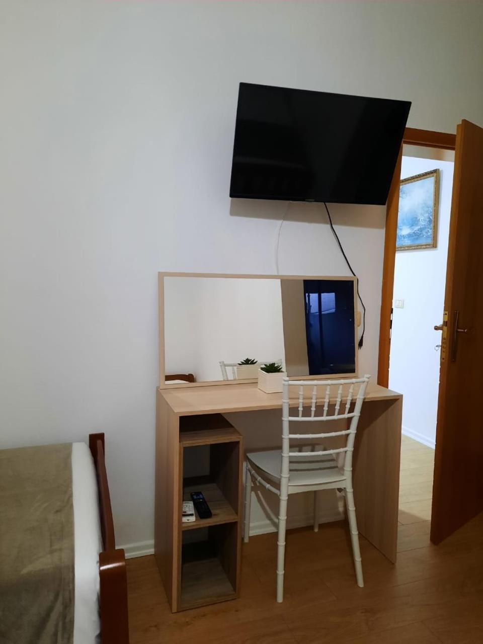 Vila M Vera Rooms With Kitchen And Apartments Дуррес Экстерьер фото